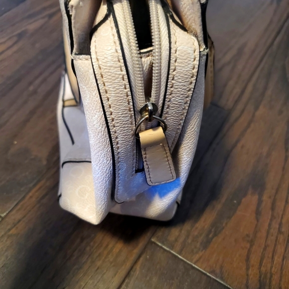 Guess - Picture 13 of 16